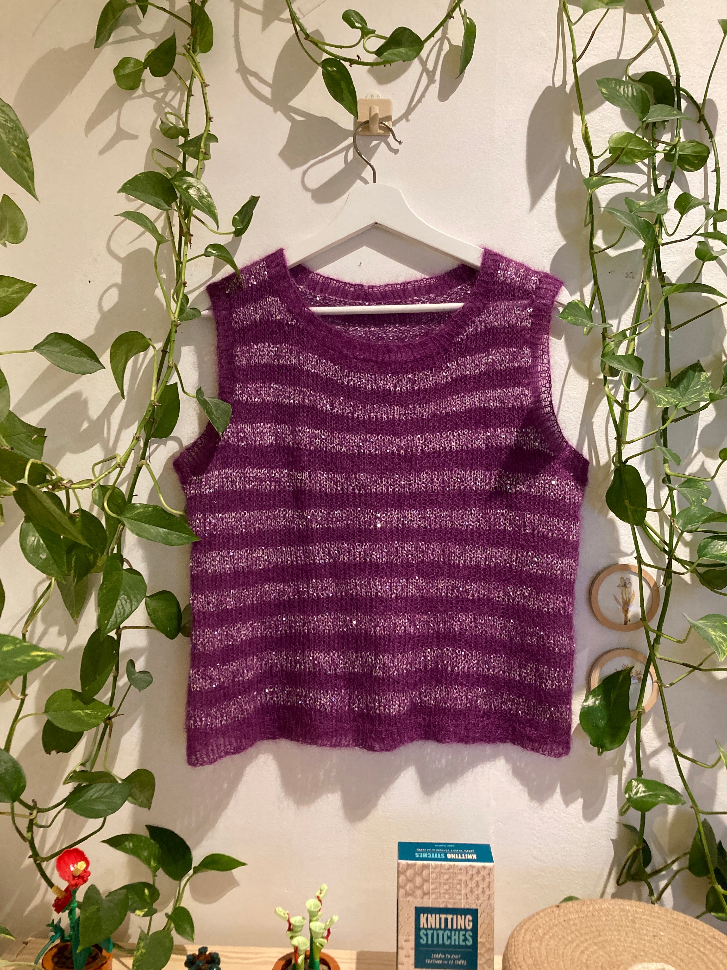 Handstickad väst i lyxig mohair-silk violet